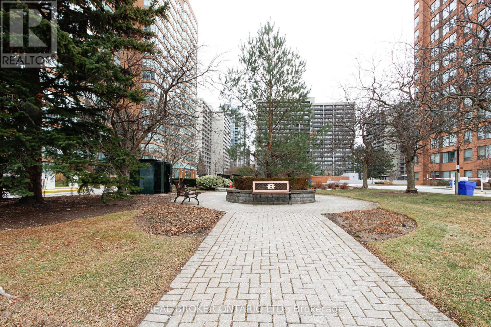 1914 - 1270 Maple Crossing Boulevard, Burlington, ON - Outdoor