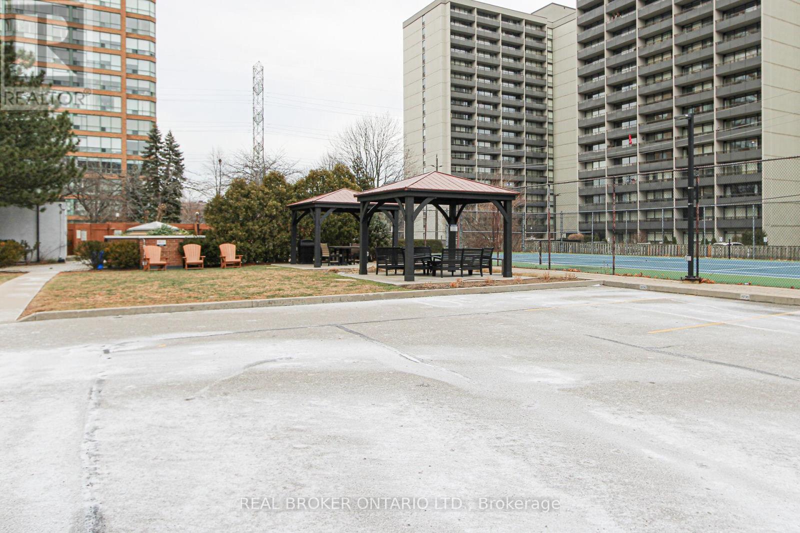 1914 - 1270 Maple Crossing Boulevard, Burlington, ON - Outdoor