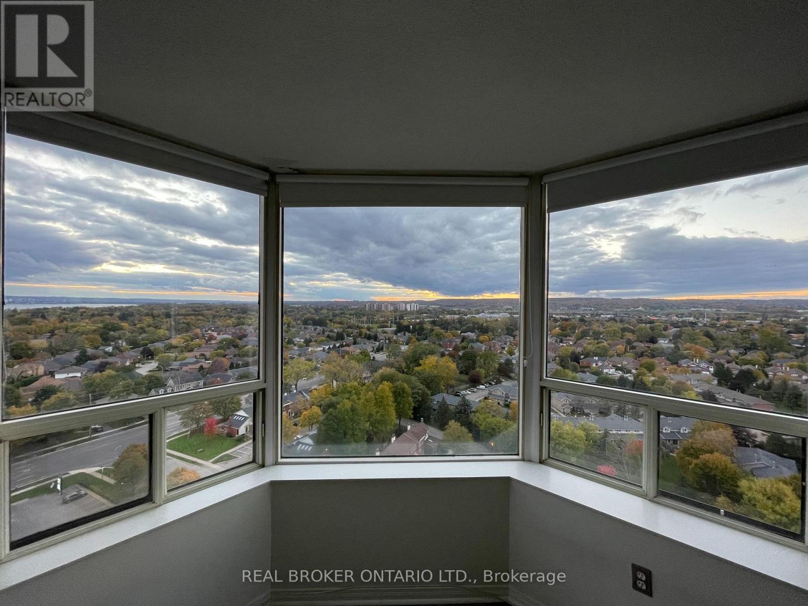 1914 - 1270 Maple Crossing Boulevard, Burlington, ON - Indoor Photo Showing Other Room