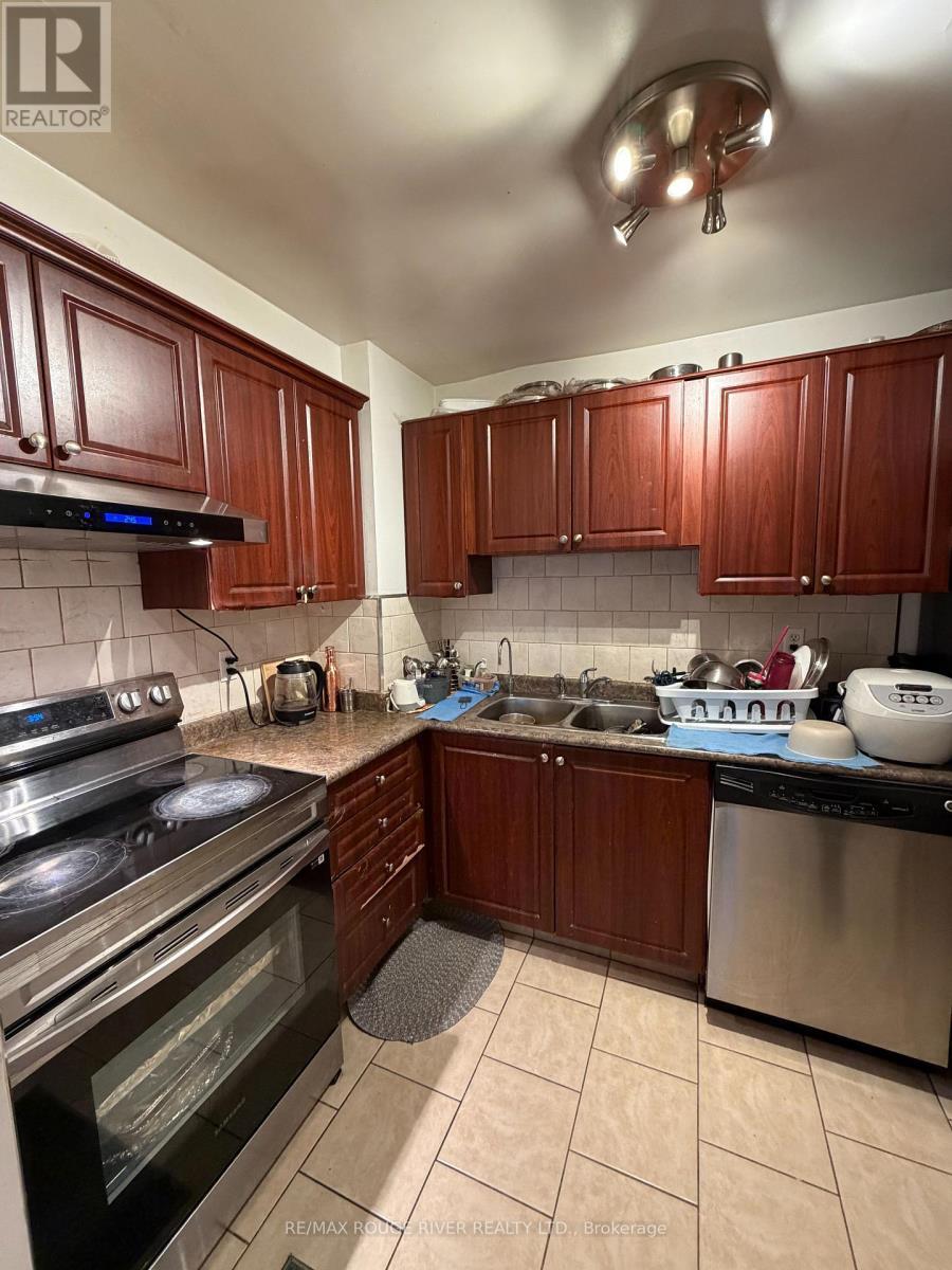 1513 - 155 Hillcrest Avenue, Mississauga, ON - Indoor Photo Showing Kitchen With Double Sink