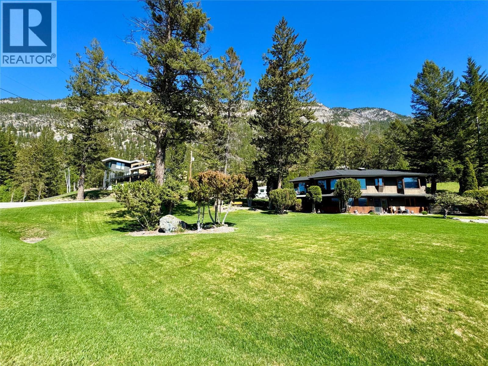 8380 Richardson Crescent, Canal Flats, BC - Outdoor