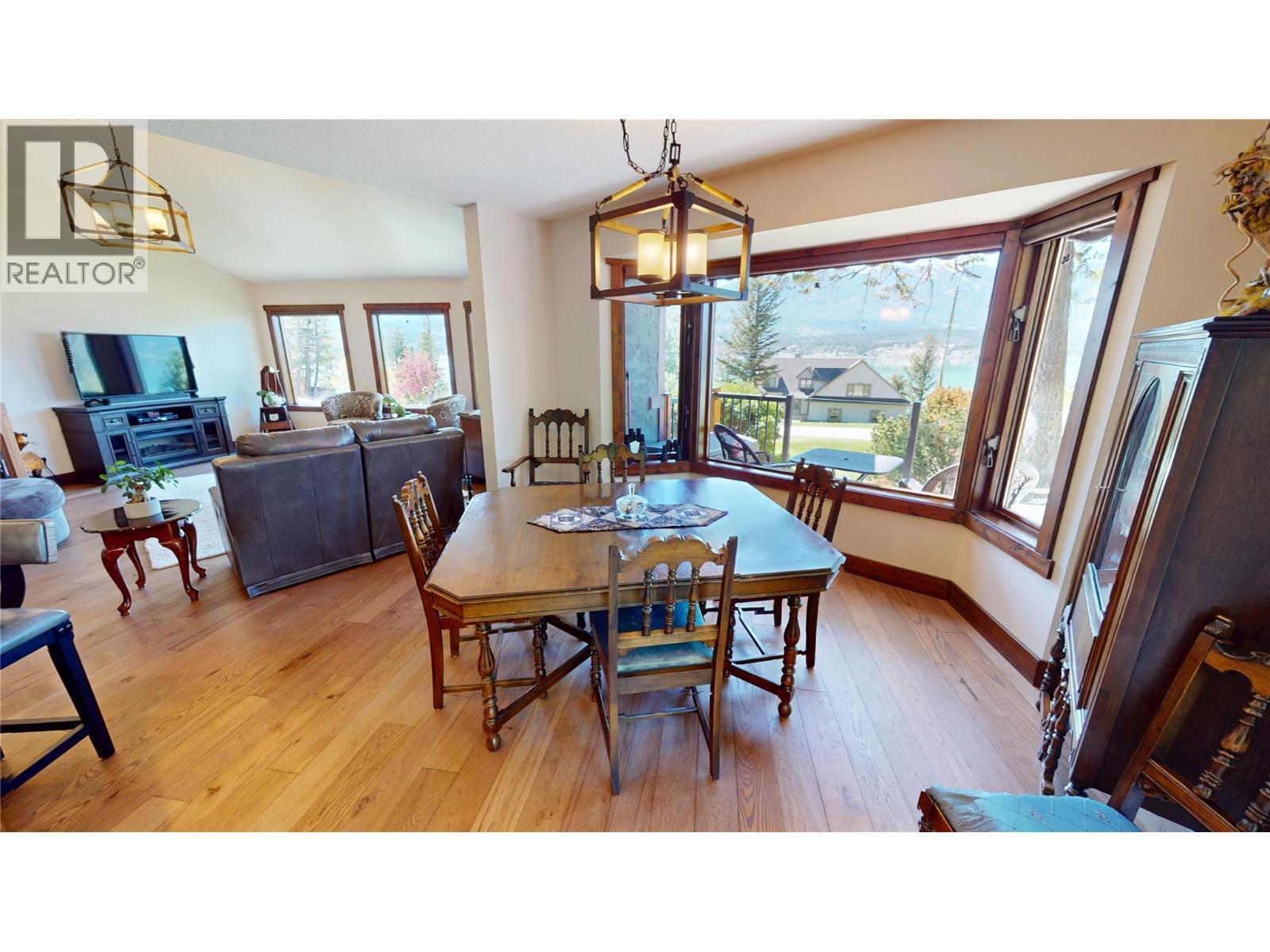 8380 Richardson Crescent, Canal Flats, BC - Indoor Photo Showing Dining Room