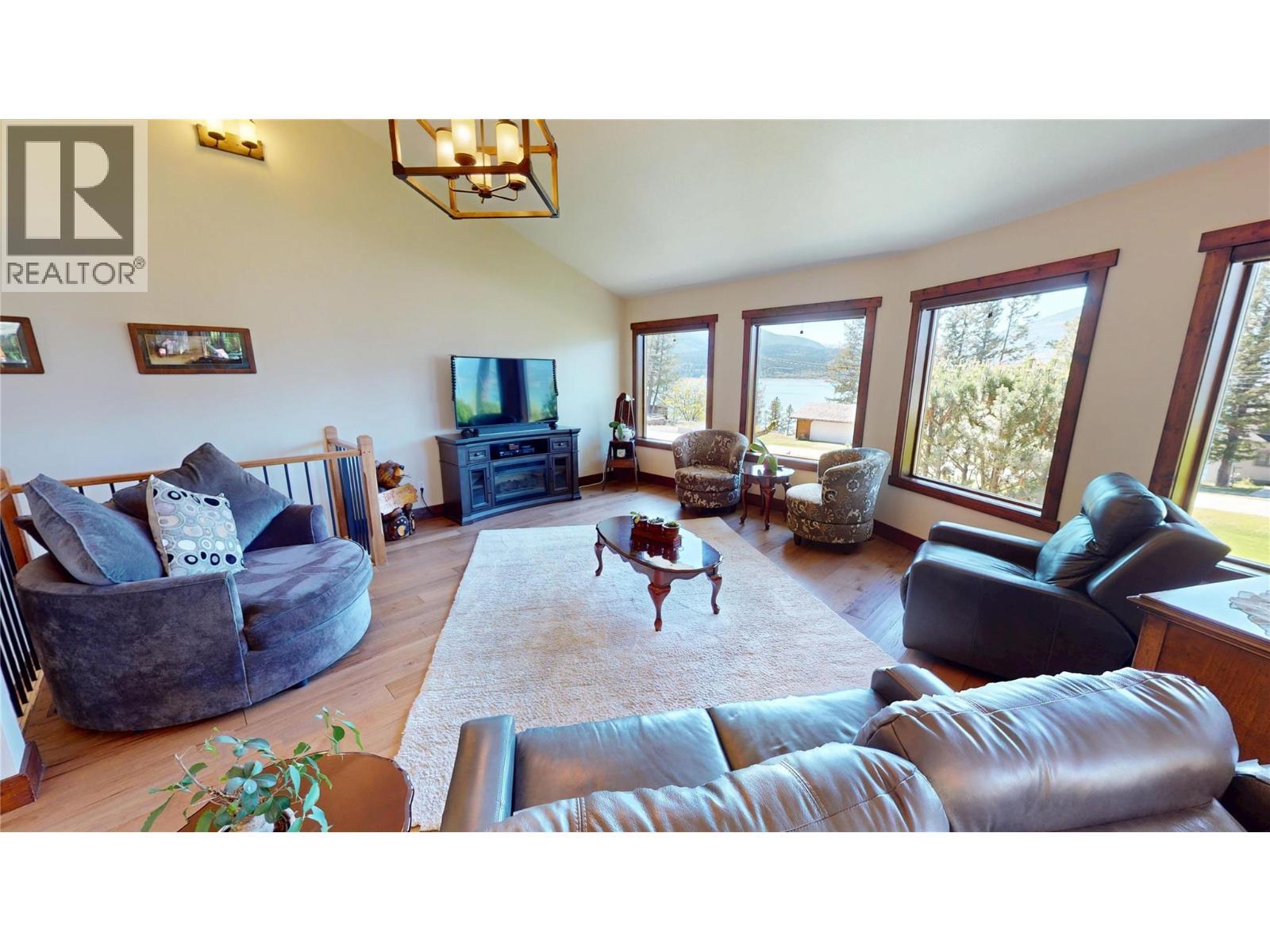 8380 Richardson Crescent, Canal Flats, BC - Indoor Photo Showing Living Room