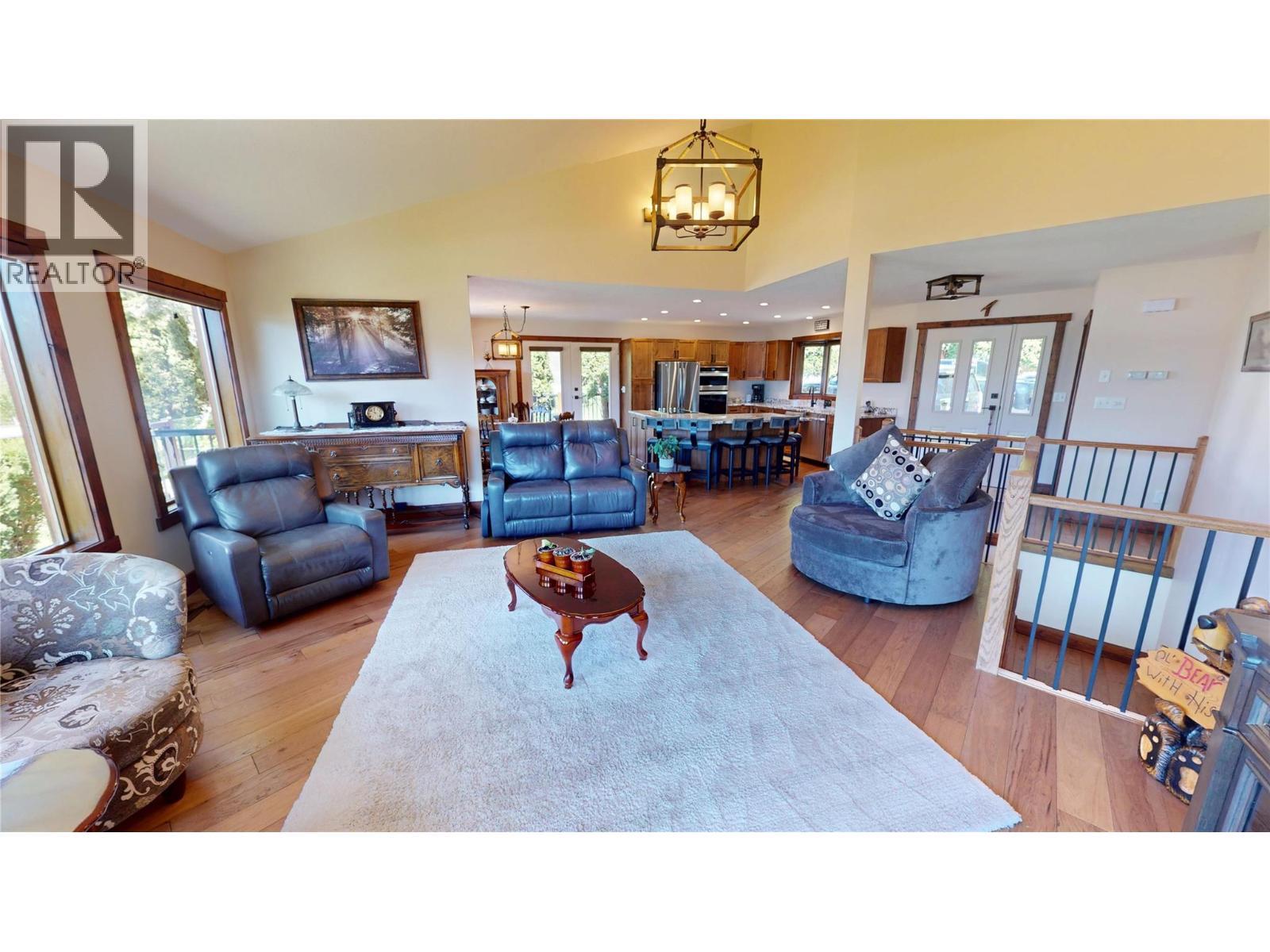 8380 Richardson Crescent, Canal Flats, BC - Indoor Photo Showing Living Room
