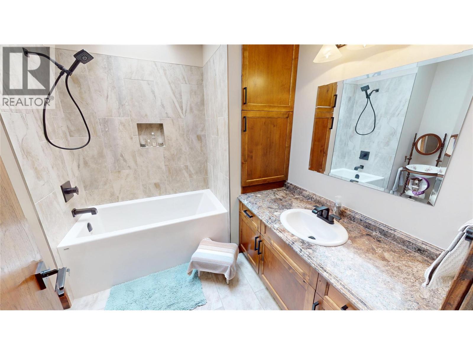 8380 Richardson Crescent, Canal Flats, BC - Indoor Photo Showing Bathroom