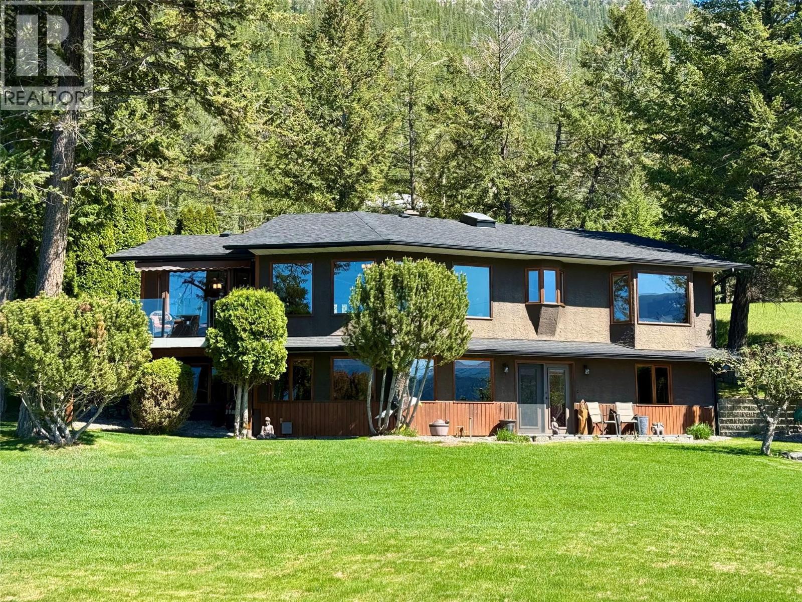 8380 Richardson Crescent, Canal Flats, BC - Outdoor