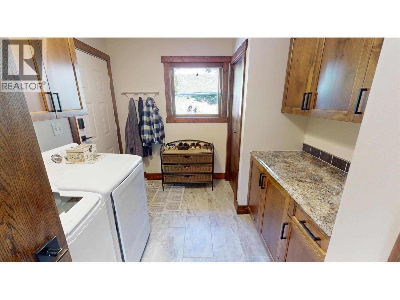 8380 Richardson Crescent, Canal Flats, BC - Indoor Photo Showing Laundry Room