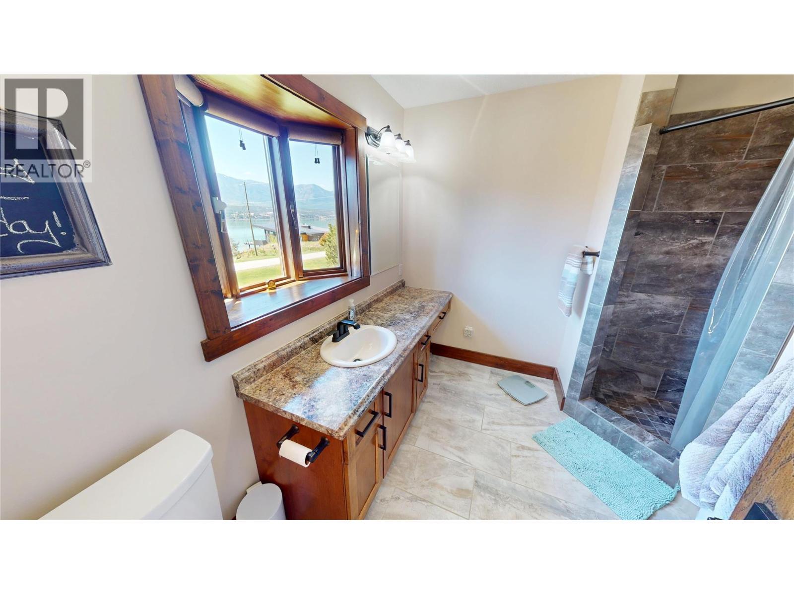 8380 Richardson Crescent, Canal Flats, BC - Indoor Photo Showing Bathroom