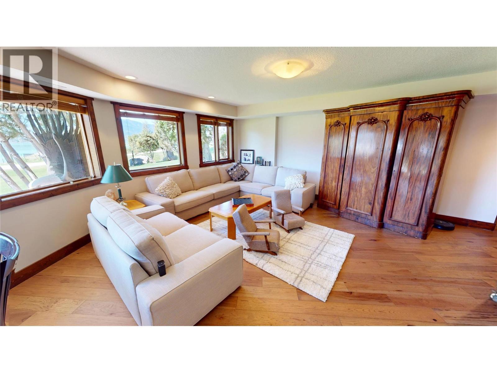 8380 Richardson Crescent, Canal Flats, BC - Indoor Photo Showing Living Room