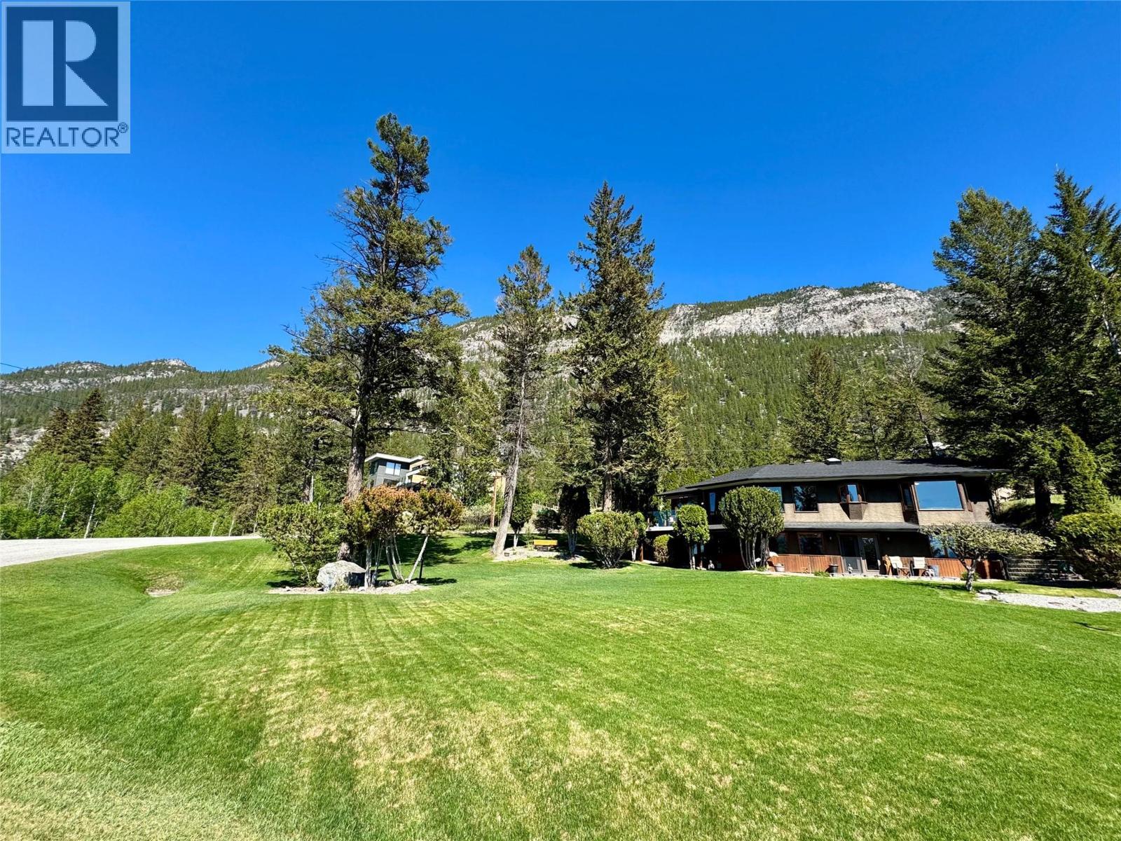 8380 Richardson Crescent, Canal Flats, BC - Outdoor