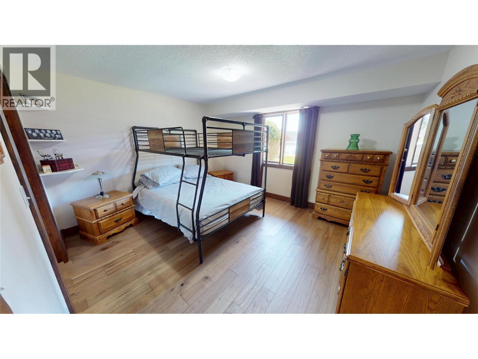 8380 Richardson Crescent, Canal Flats, BC - Indoor Photo Showing Bedroom