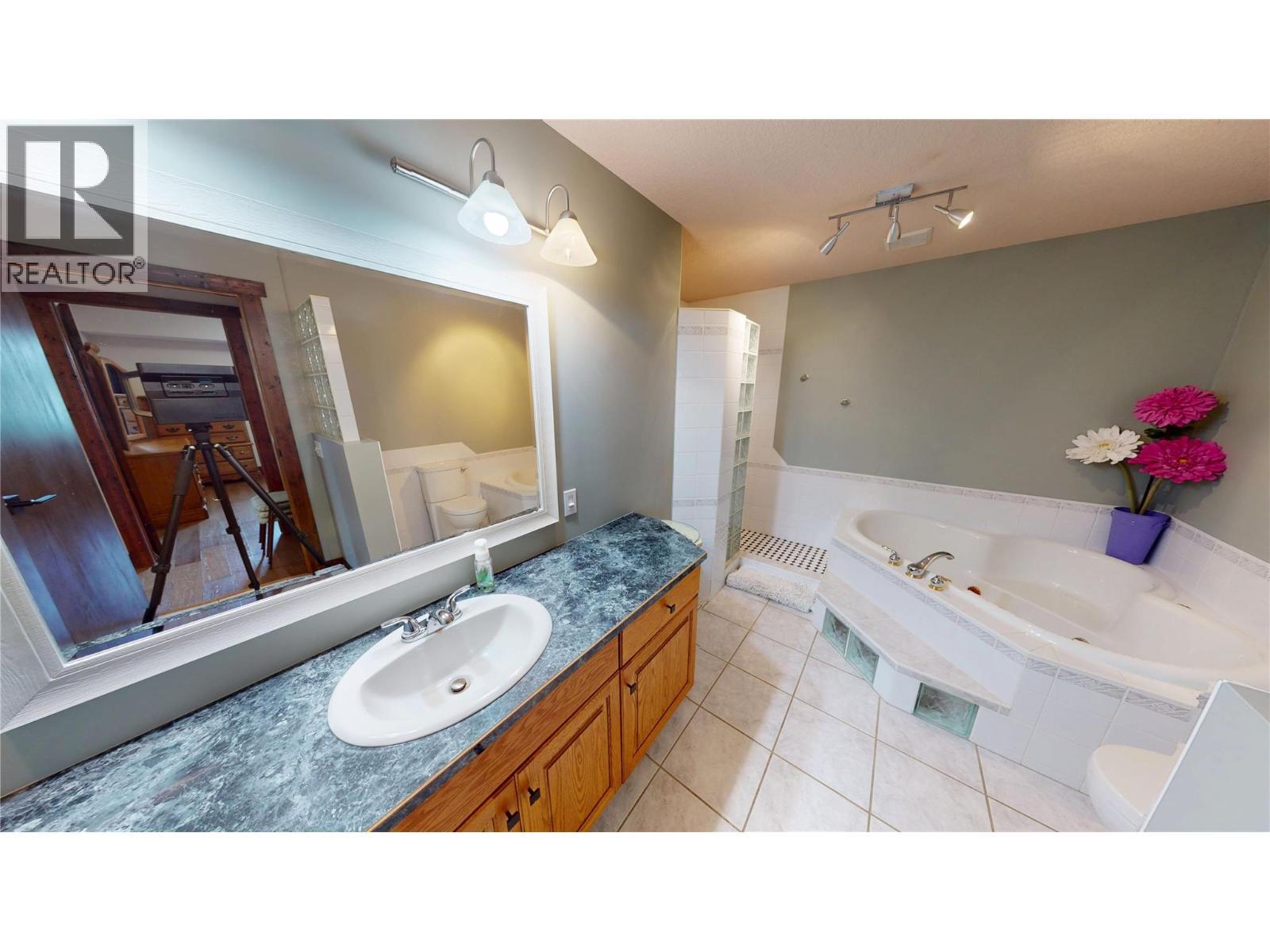 8380 Richardson Crescent, Canal Flats, BC - Indoor Photo Showing Bathroom