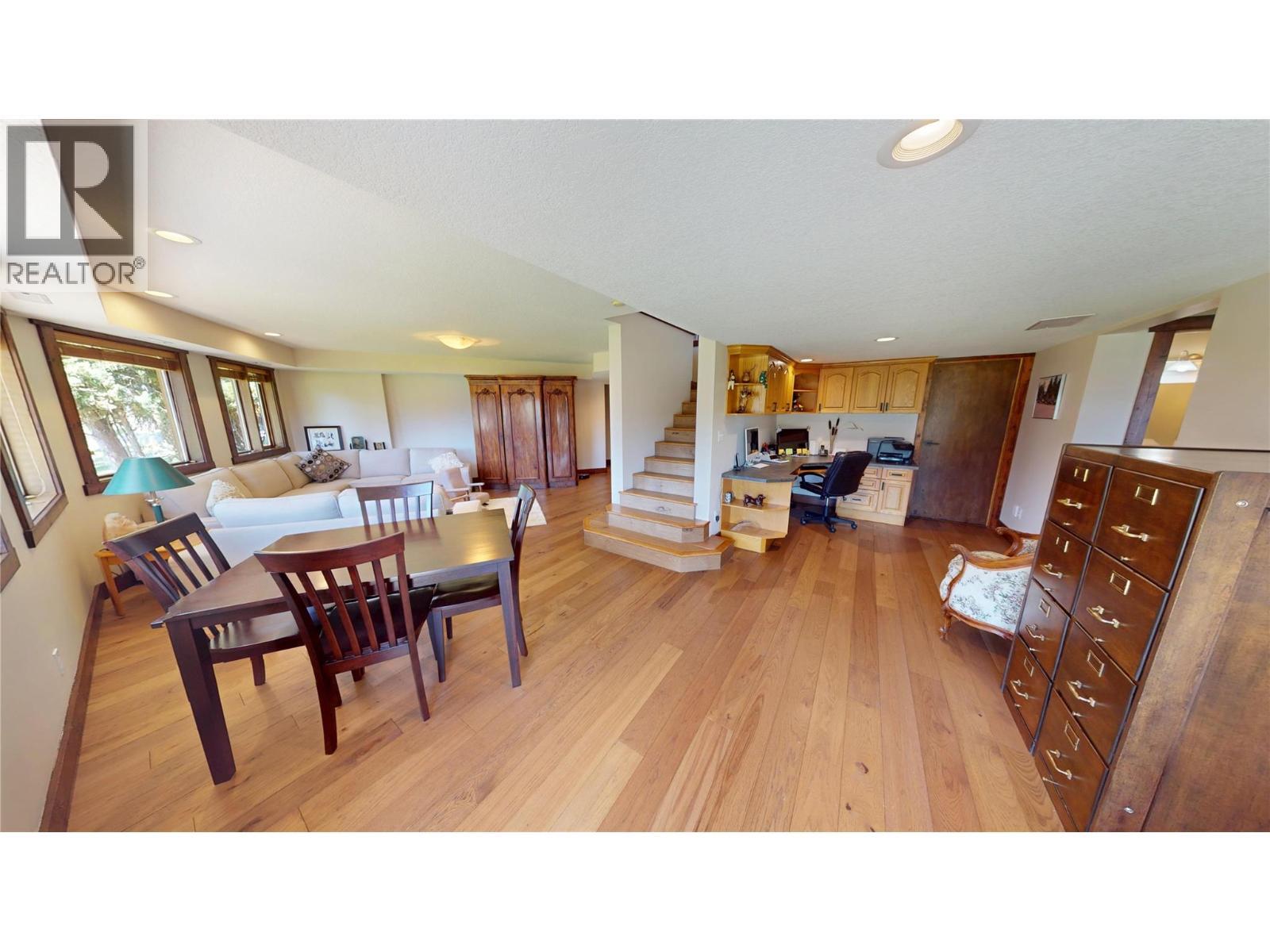 8380 Richardson Crescent, Canal Flats, BC - Indoor Photo Showing Dining Room