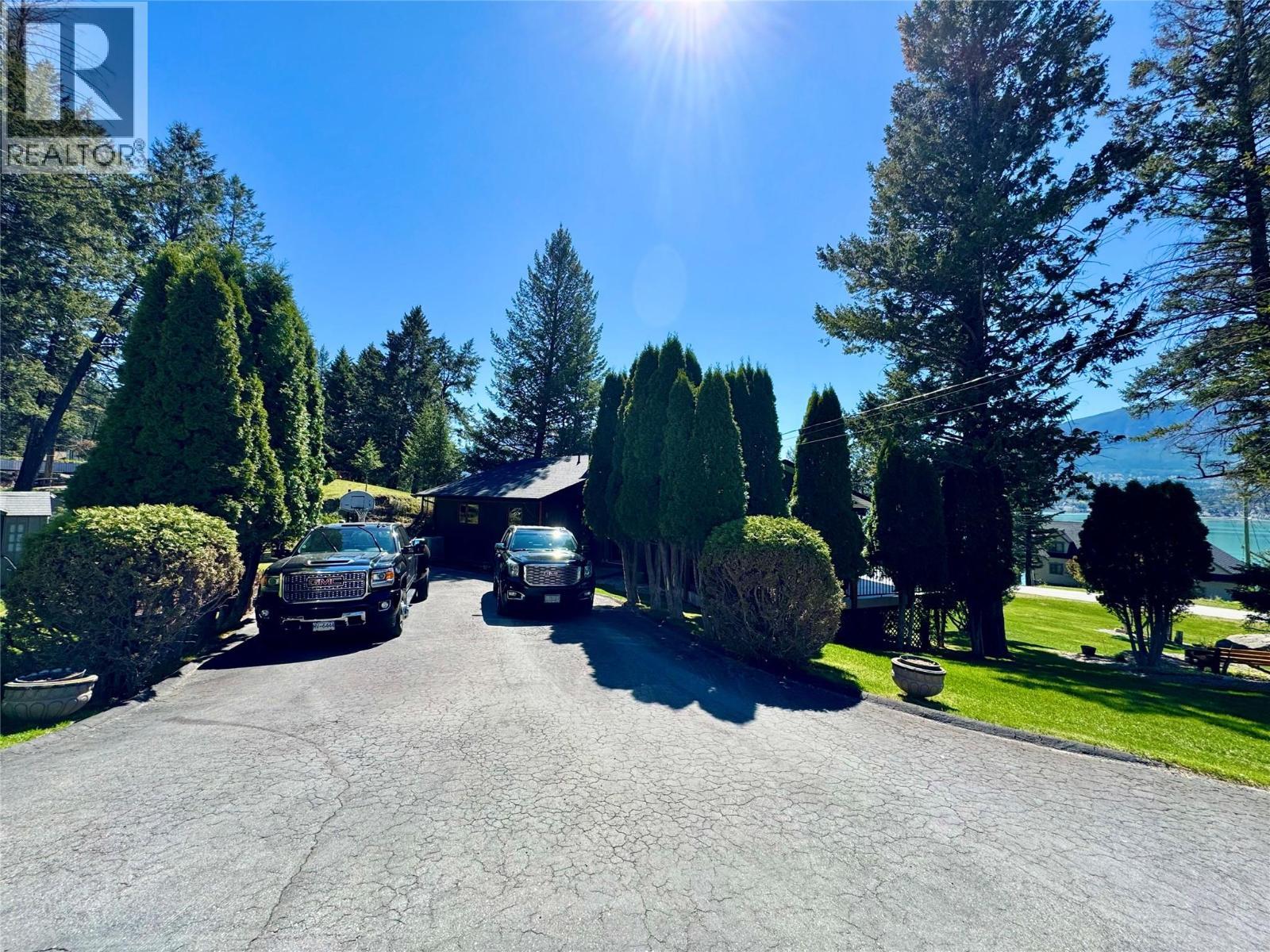 8380 Richardson Crescent, Canal Flats, BC - Outdoor