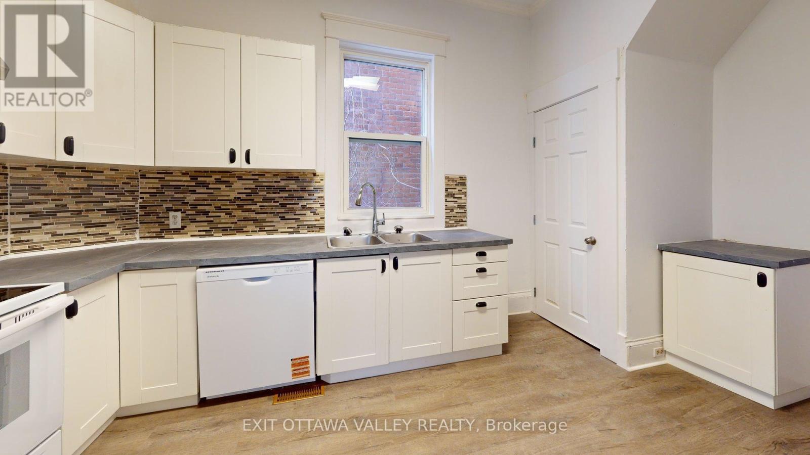 216 Mary Street, Pembroke, ON - Indoor Photo Showing Kitchen