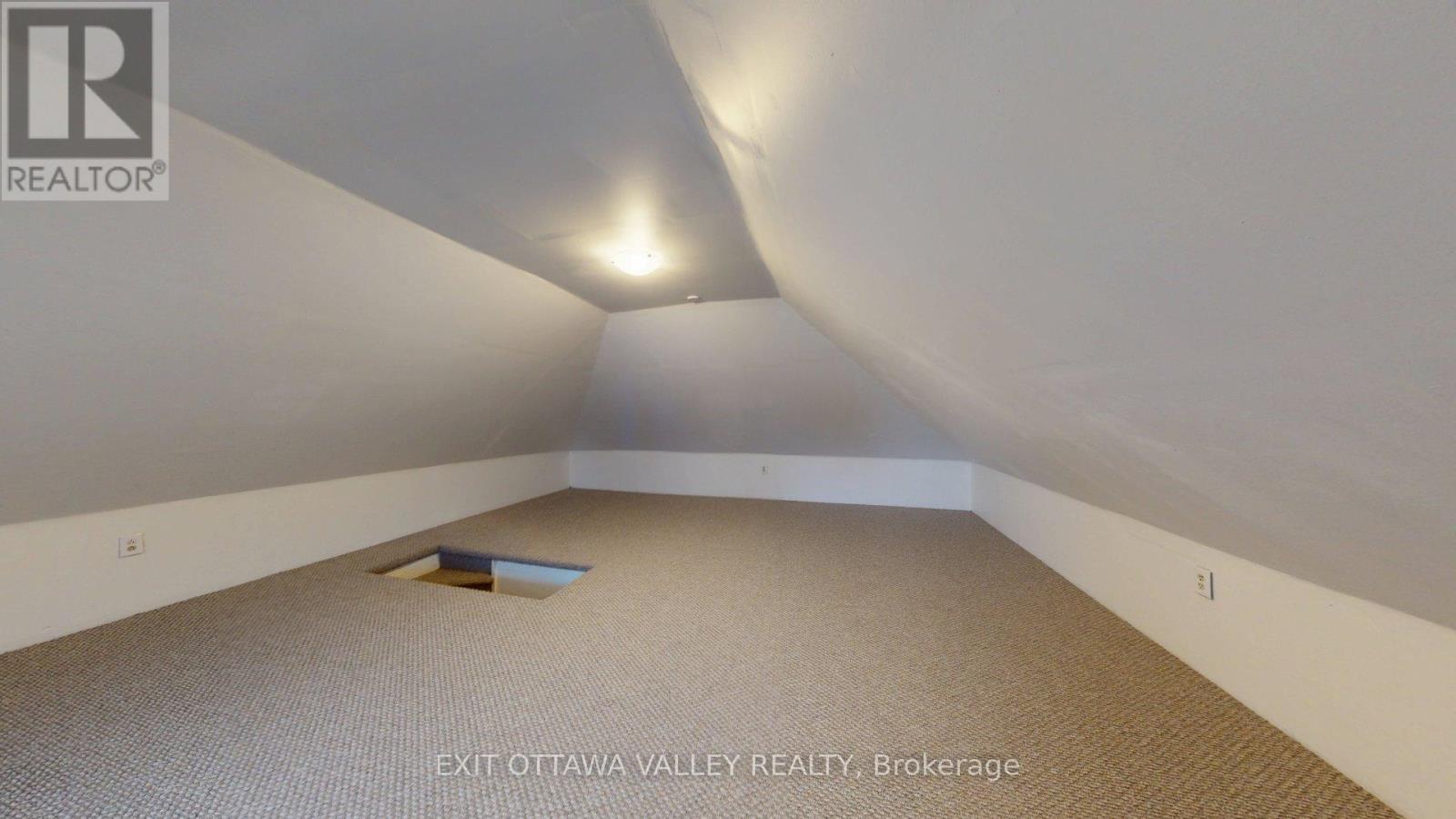 216 Mary Street, Pembroke, ON - Indoor Photo Showing Other Room