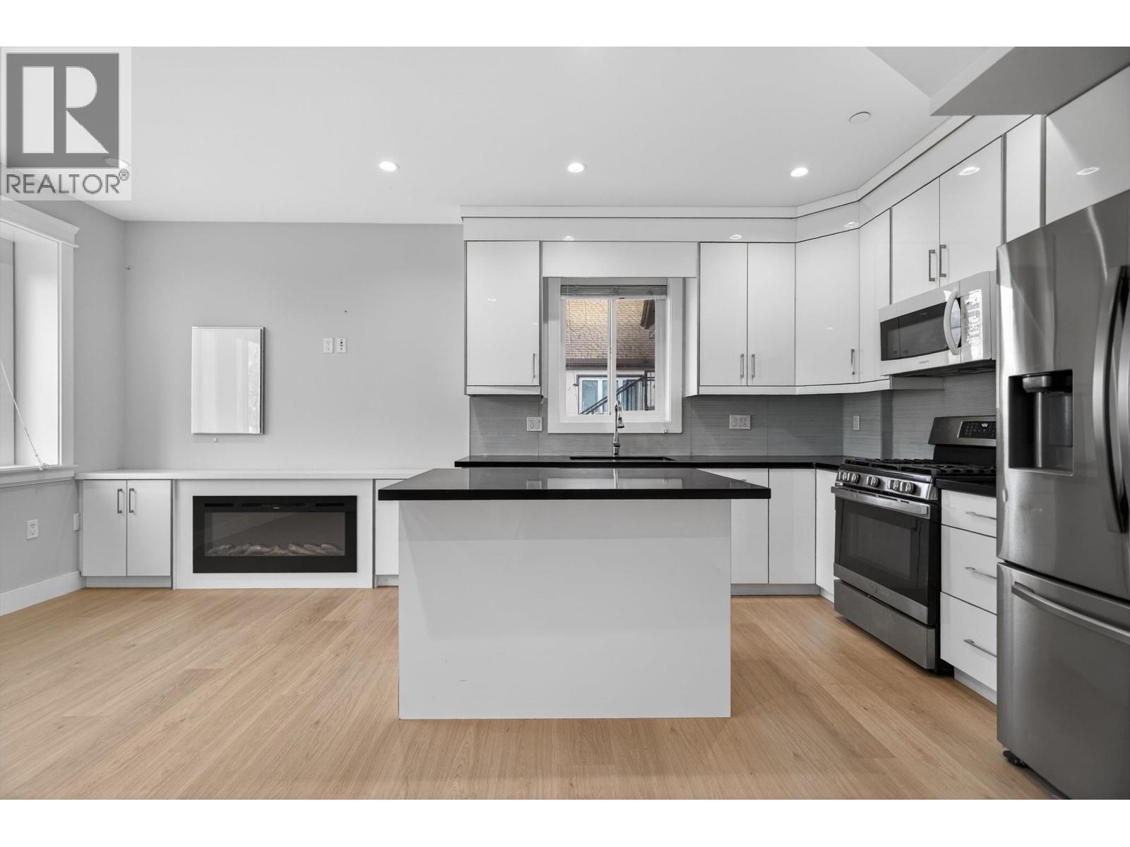 2430 E 41 Avenue, Vancouver, BC - Indoor Photo Showing Kitchen With Upgraded Kitchen
