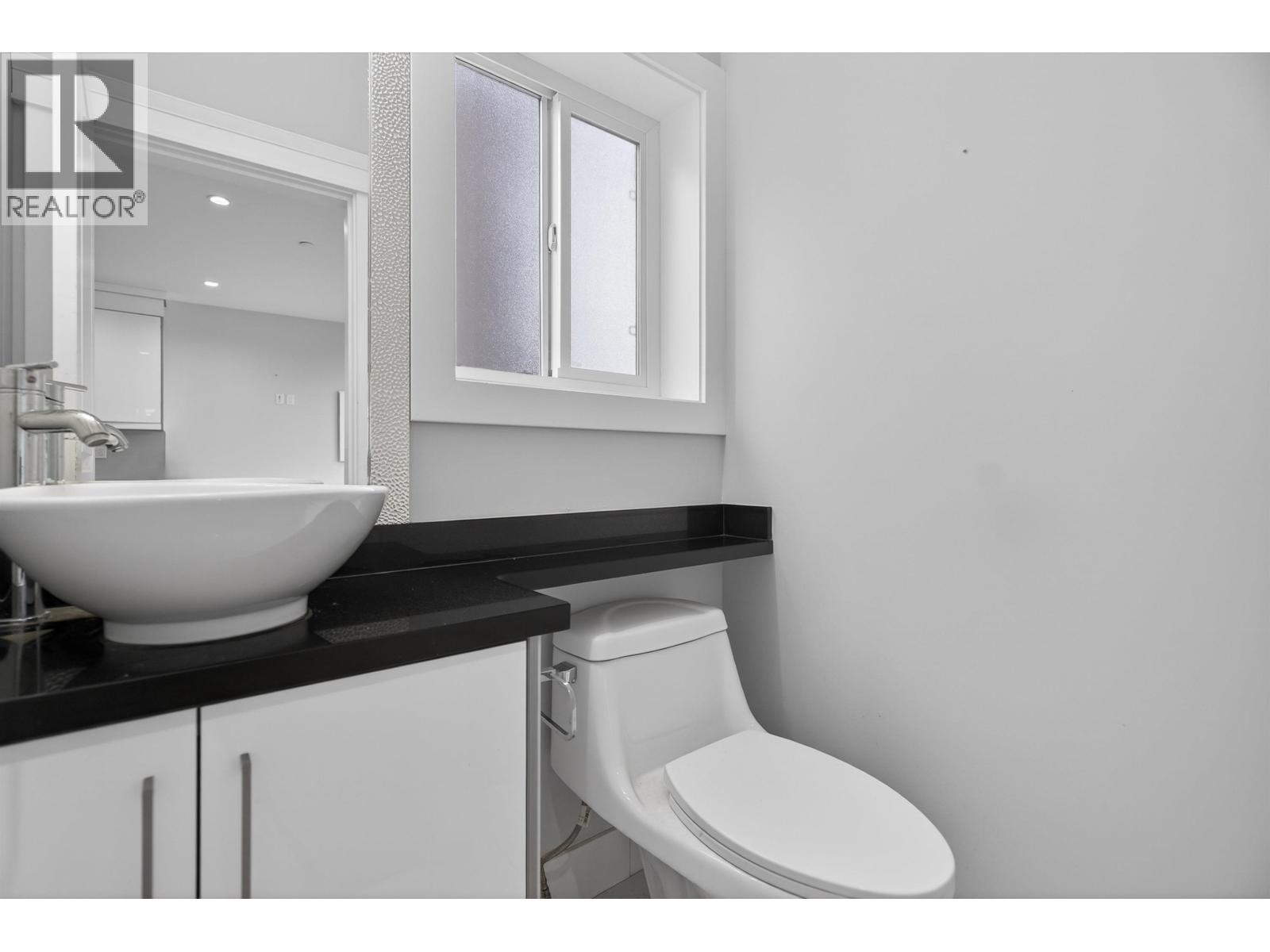 2430 E 41 Avenue, Vancouver, BC - Indoor Photo Showing Bathroom