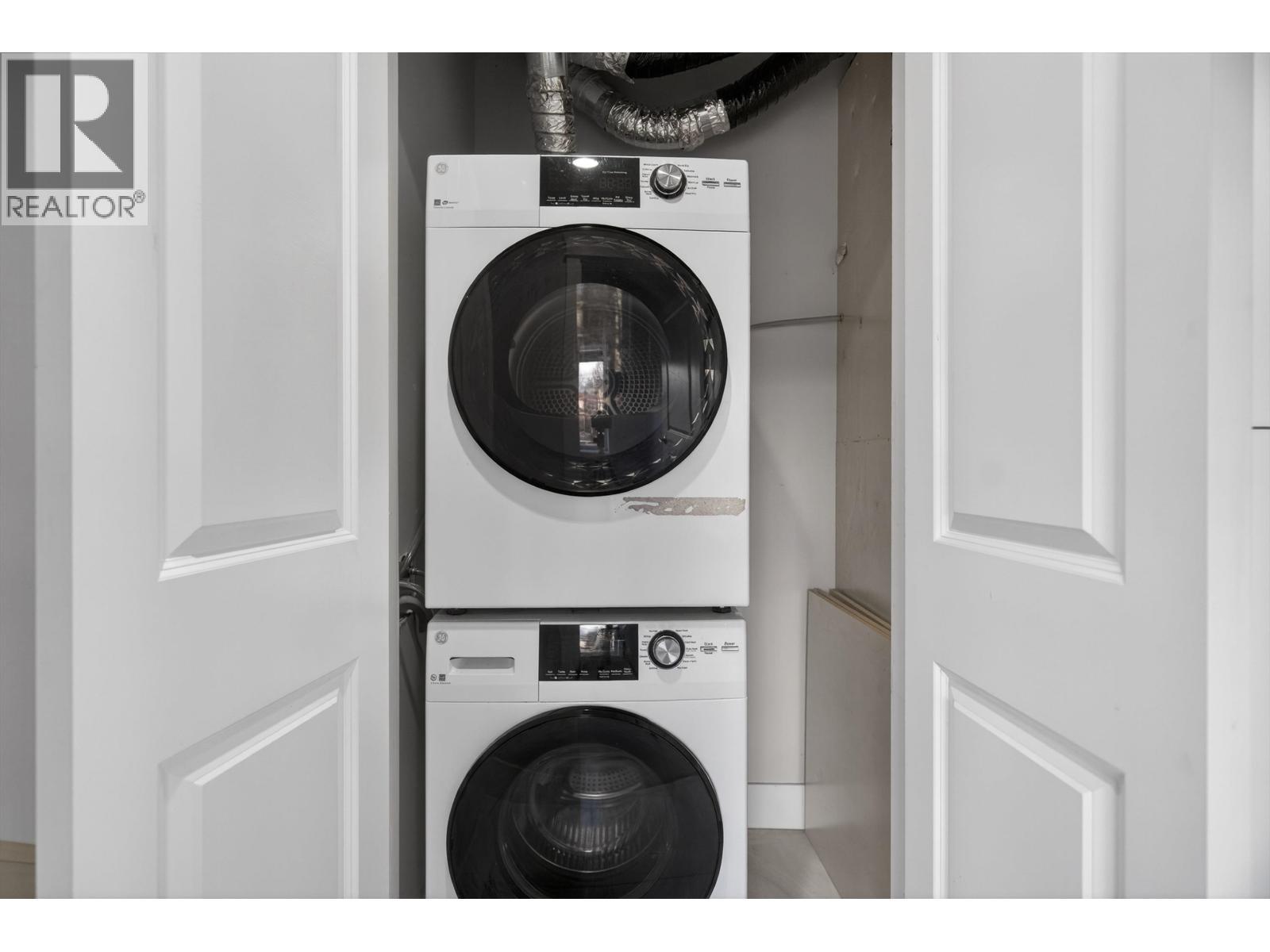 2430 E 41 Avenue, Vancouver, BC - Indoor Photo Showing Laundry Room