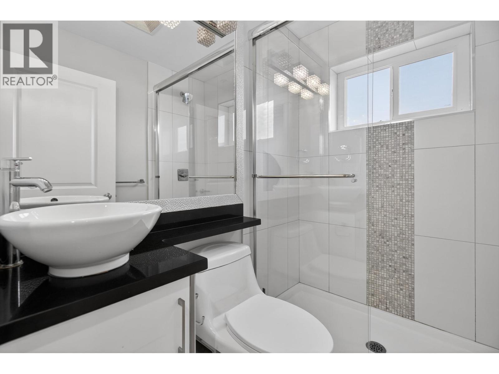 2430 E 41 Avenue, Vancouver, BC - Indoor Photo Showing Bathroom