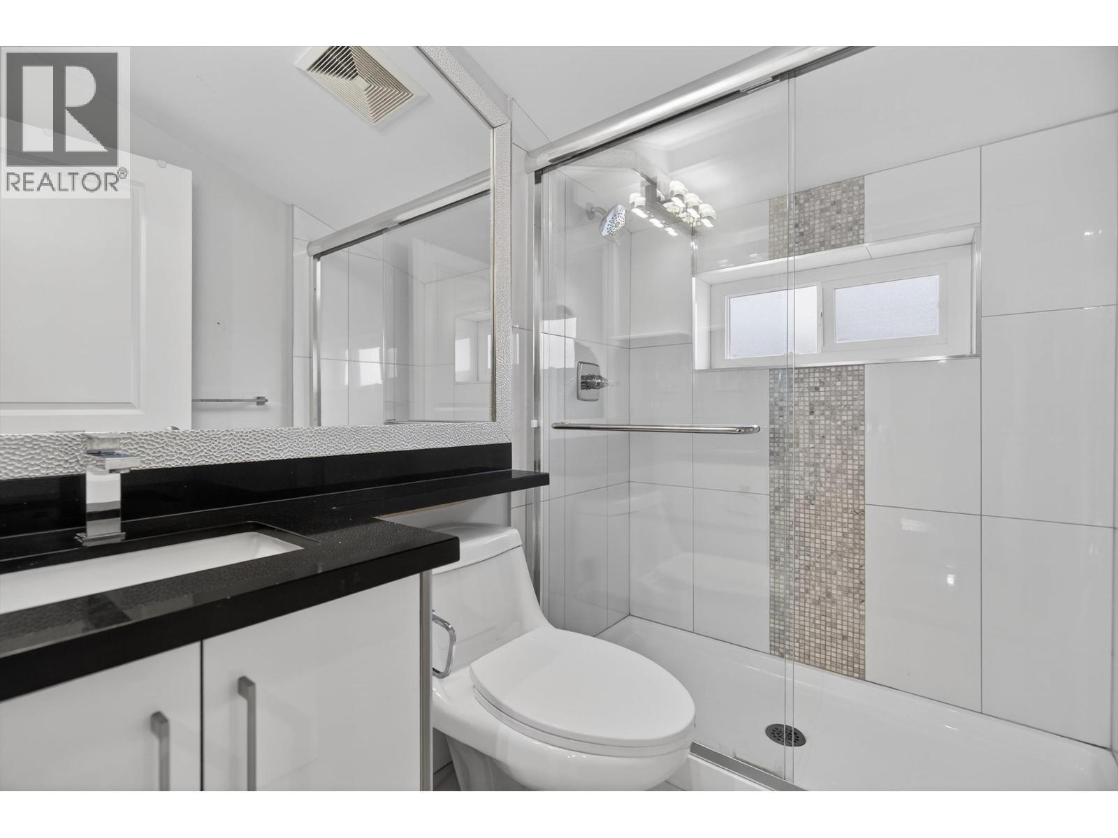 2430 E 41 Avenue, Vancouver, BC - Indoor Photo Showing Bathroom