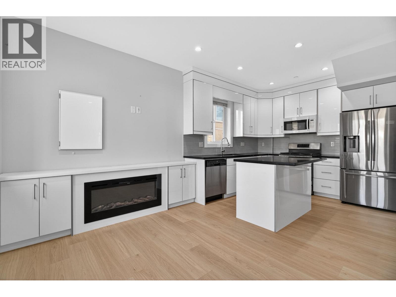 2430 E 41 Avenue, Vancouver, BC - Indoor Photo Showing Kitchen With Upgraded Kitchen