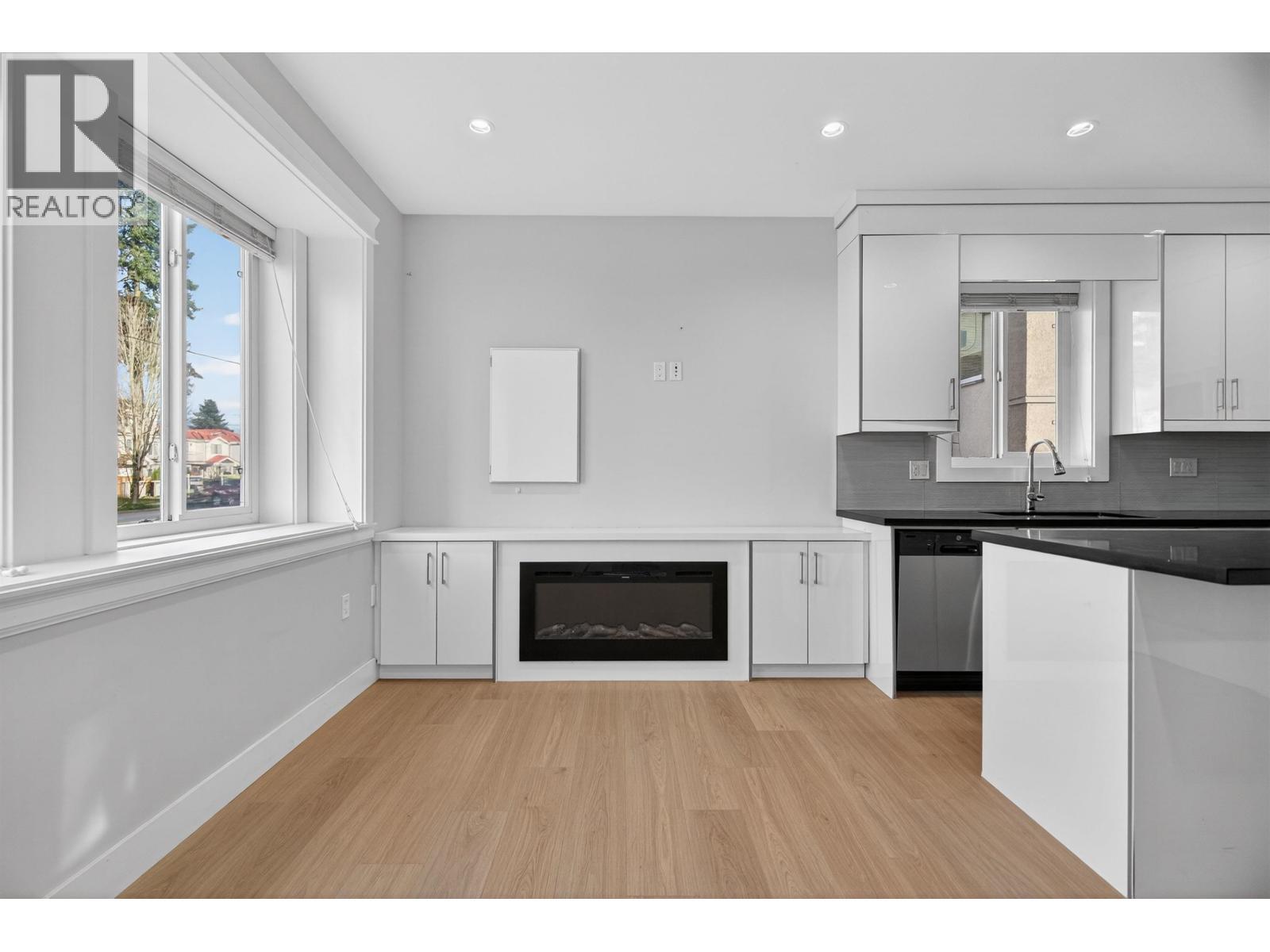 2430 E 41 Avenue, Vancouver, BC - Indoor With Fireplace
