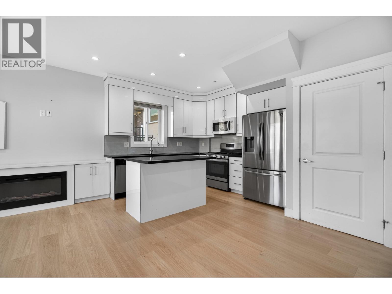 2430 E 41 Avenue, Vancouver, BC - Indoor Photo Showing Kitchen With Upgraded Kitchen