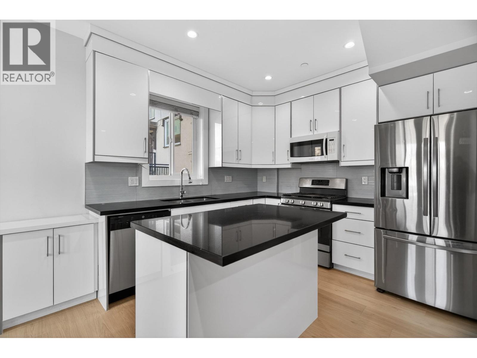 2430 E 41 Avenue, Vancouver, BC - Indoor Photo Showing Kitchen With Upgraded Kitchen