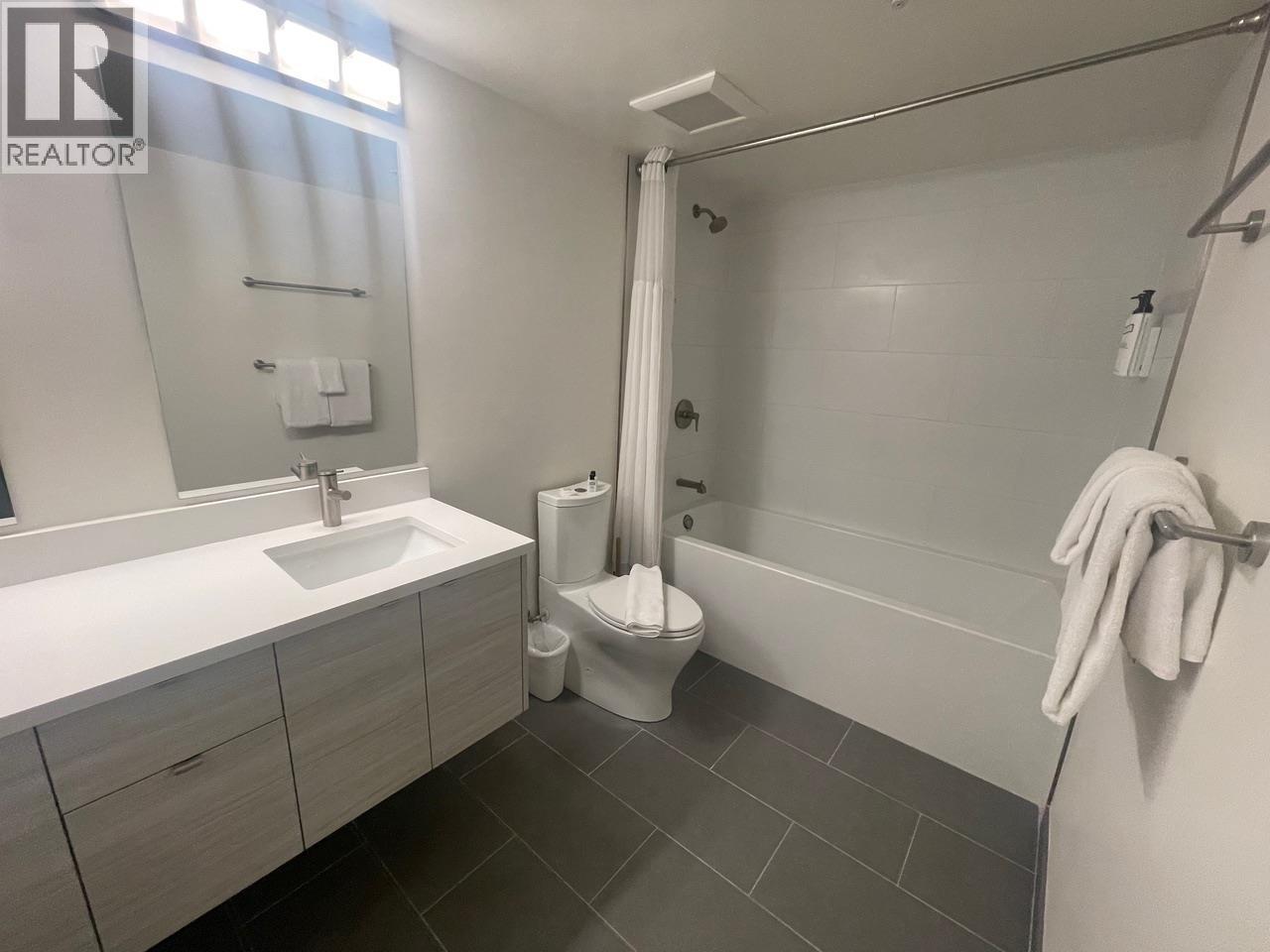 304 Week 2-4910 Spearhead Place, Whistler, BC - Indoor Photo Showing Bathroom