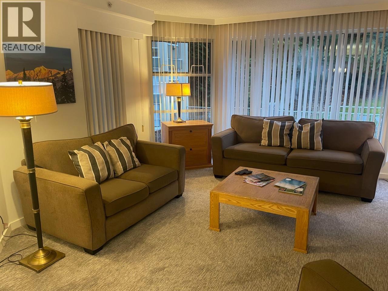 304 Week 2-4910 Spearhead Place, Whistler, BC - Indoor Photo Showing Living Room