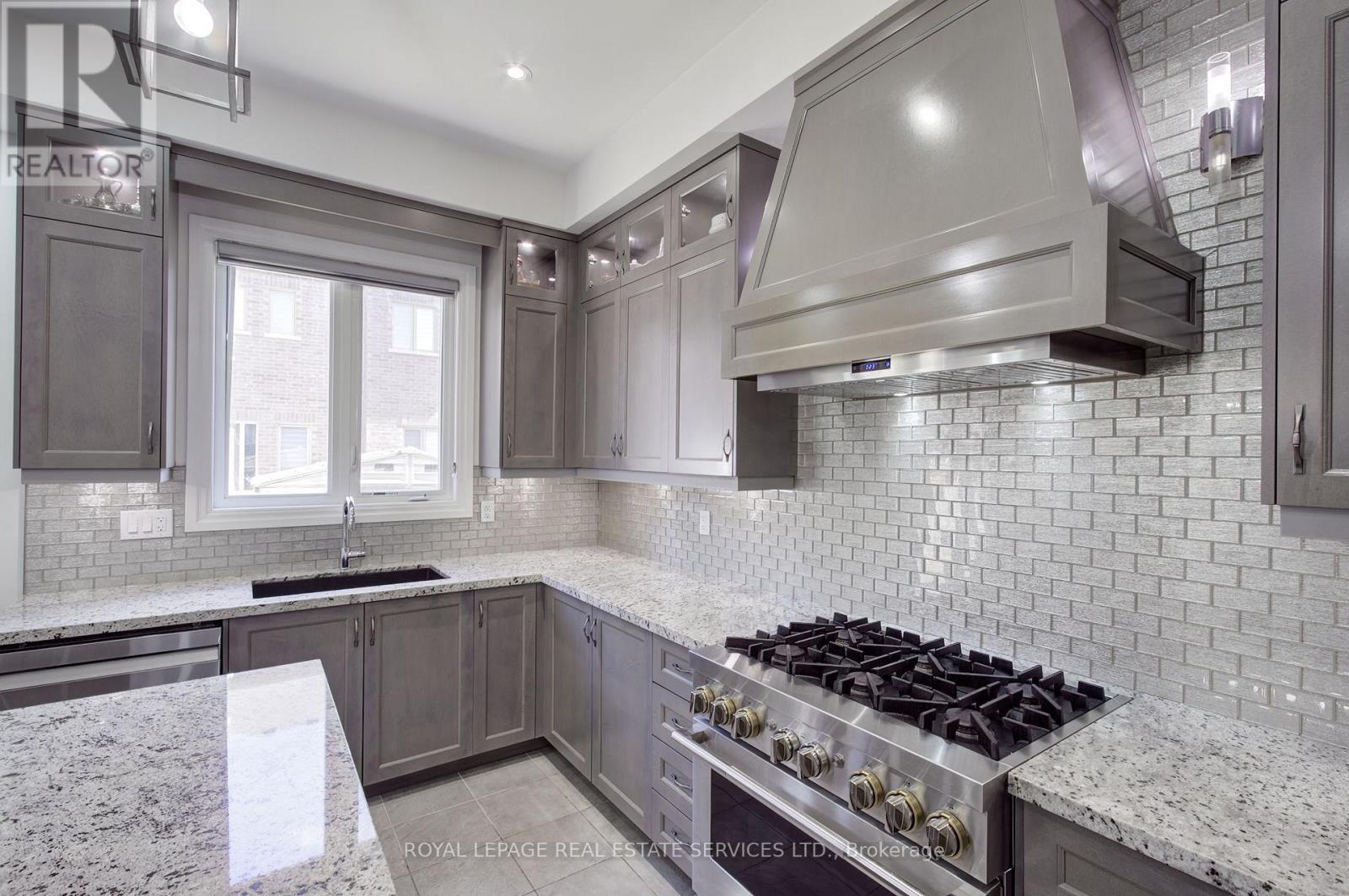 48 Viva Gardens, Oakville, ON - Indoor Photo Showing Kitchen With Upgraded Kitchen