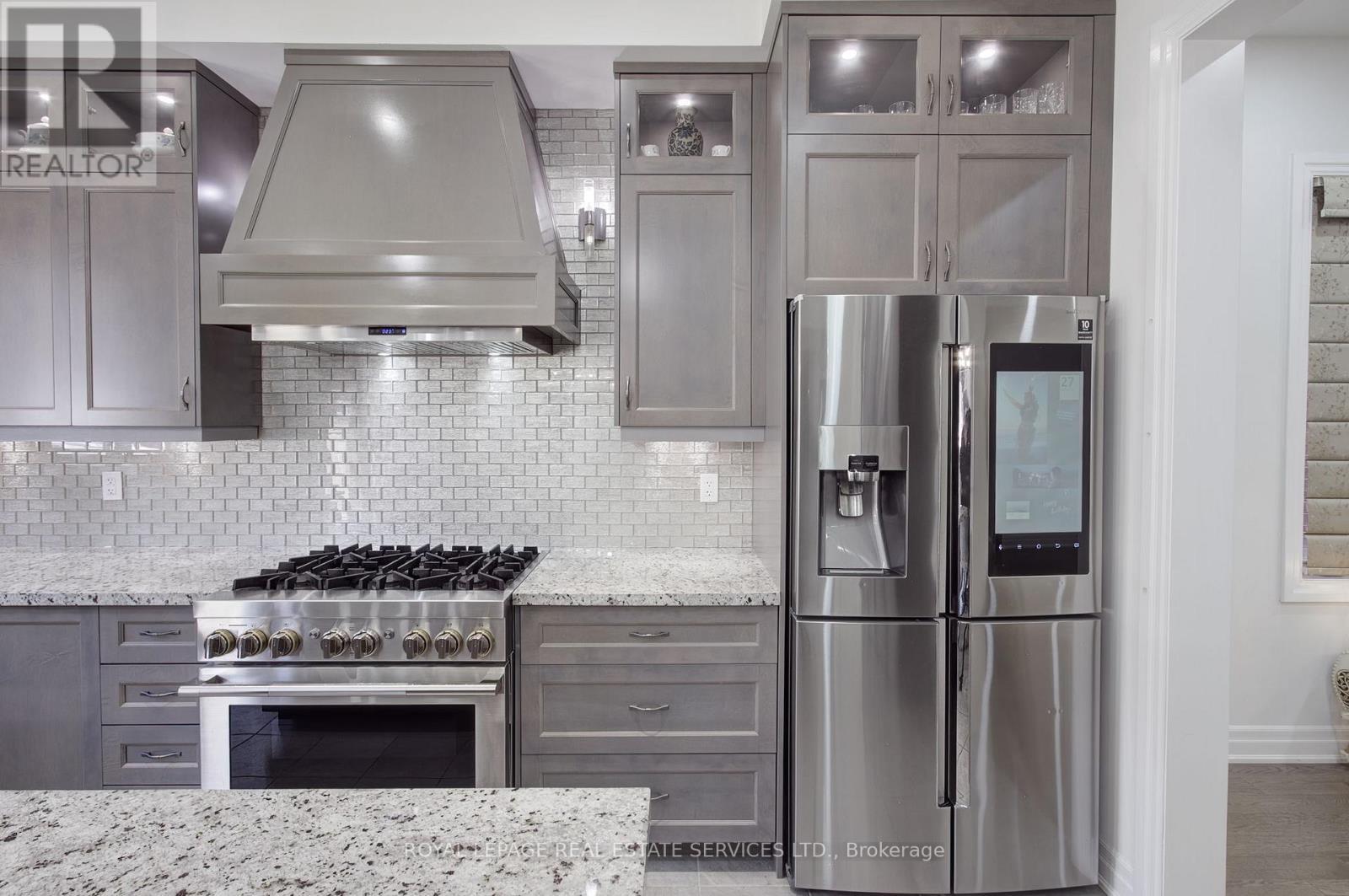 48 Viva Gardens, Oakville, ON - Indoor Photo Showing Kitchen With Upgraded Kitchen