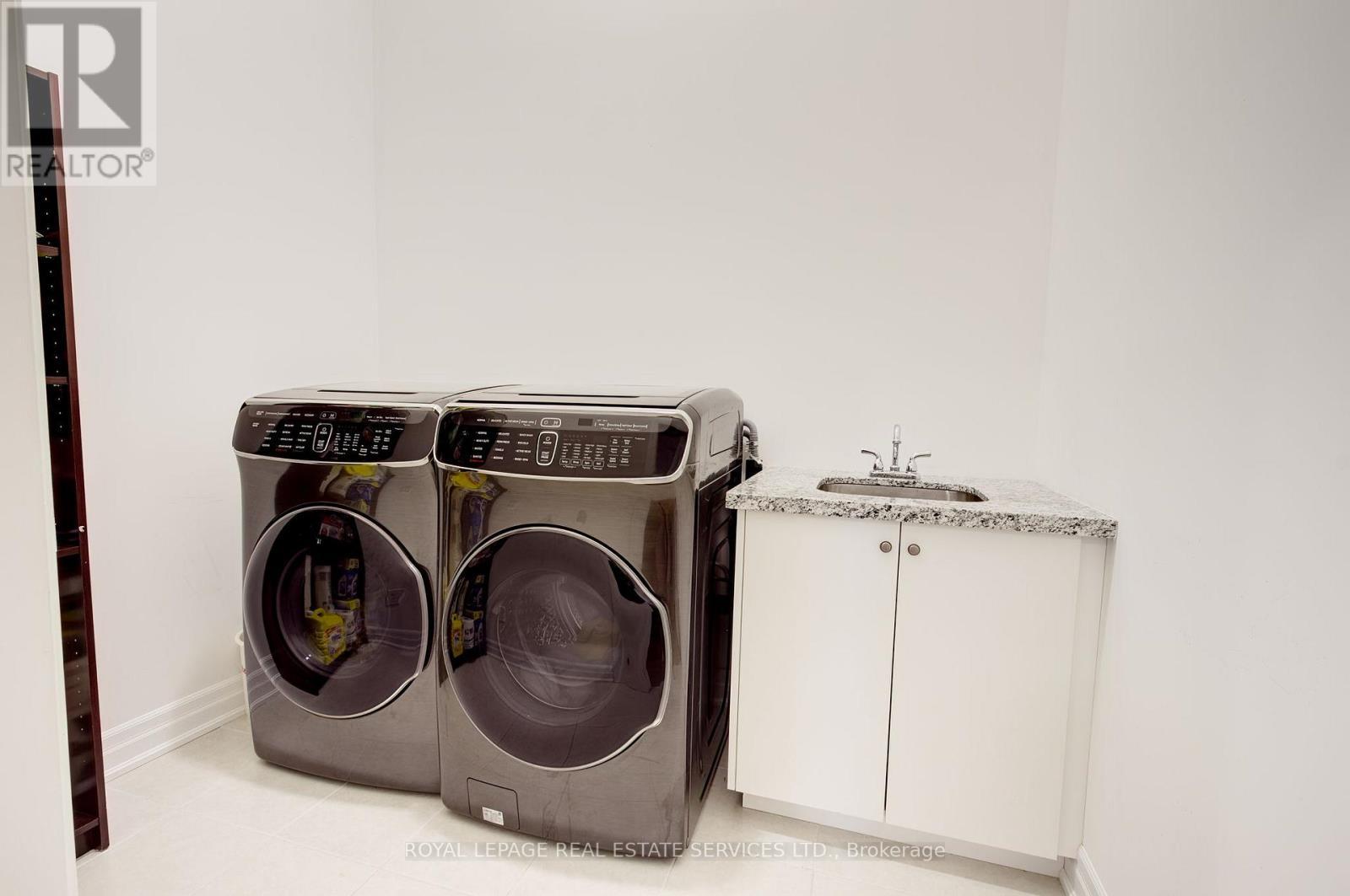 48 Viva Gardens, Oakville, ON - Indoor Photo Showing Laundry Room
