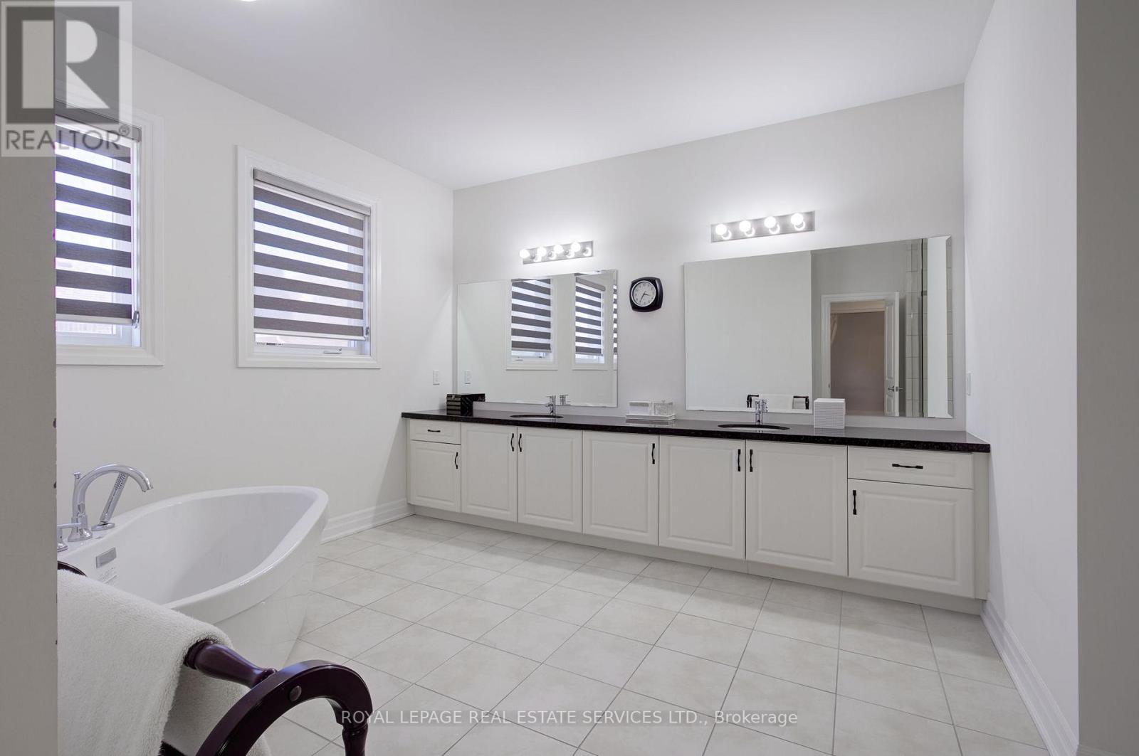 48 Viva Gardens, Oakville, ON - Indoor Photo Showing Bathroom