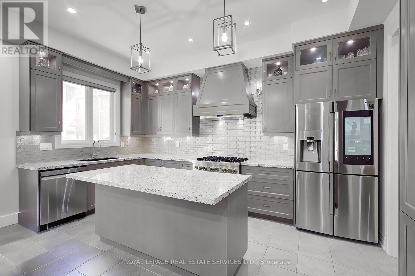 48 Viva Gardens, Oakville, ON - Indoor Photo Showing Kitchen With Upgraded Kitchen