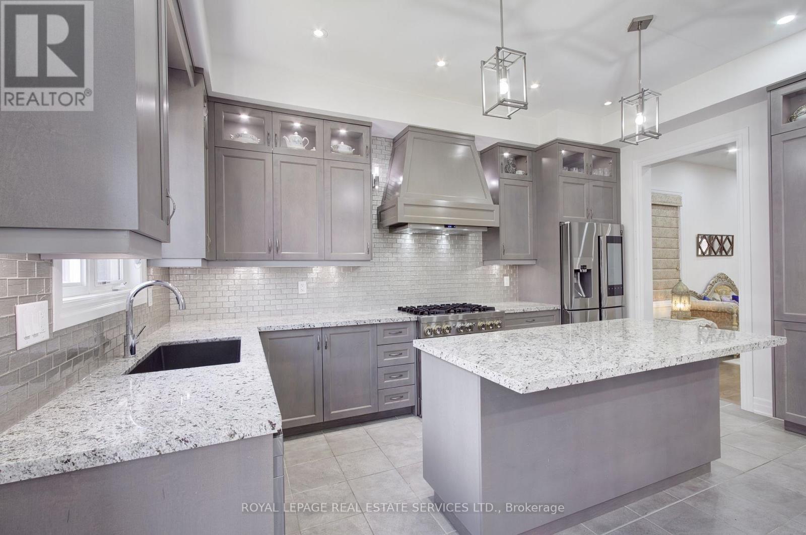 48 Viva Gardens, Oakville, ON - Indoor Photo Showing Kitchen With Upgraded Kitchen