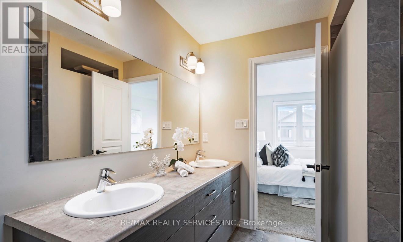 28 - 24 Lawson Street, East Luther Grand Valley, ON - Indoor Photo Showing Bathroom