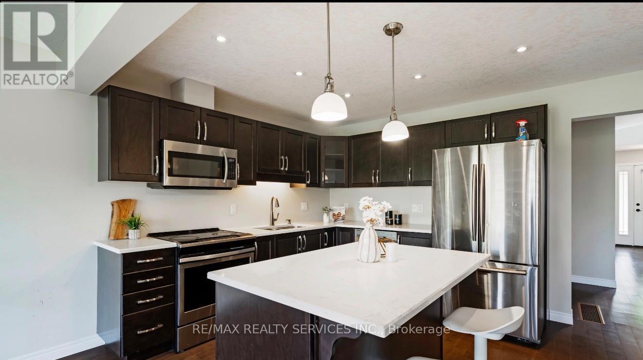 28 - 24 Lawson Street, East Luther Grand Valley, ON - Indoor Photo Showing Kitchen With Stainless Steel Kitchen With Upgraded Kitchen