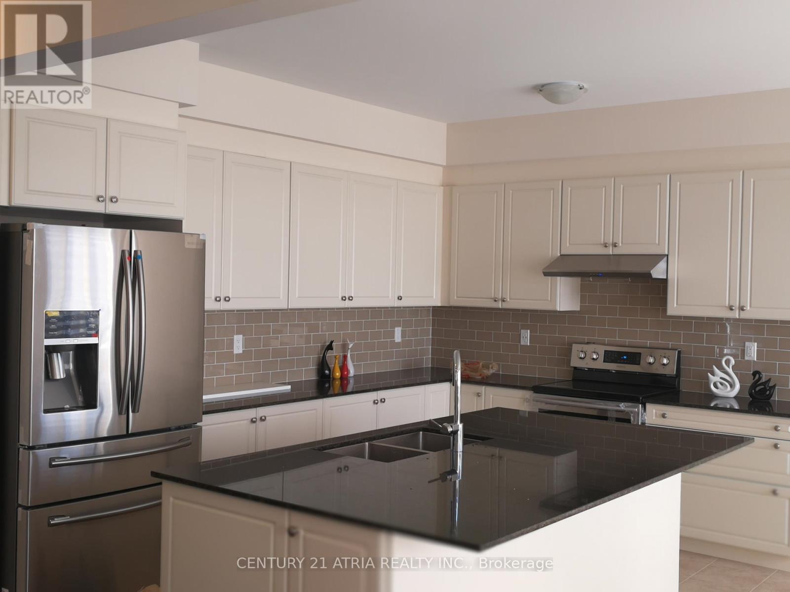 37 Ladder Crescent, East Gwillimbury, ON - Indoor Photo Showing Kitchen With Upgraded Kitchen