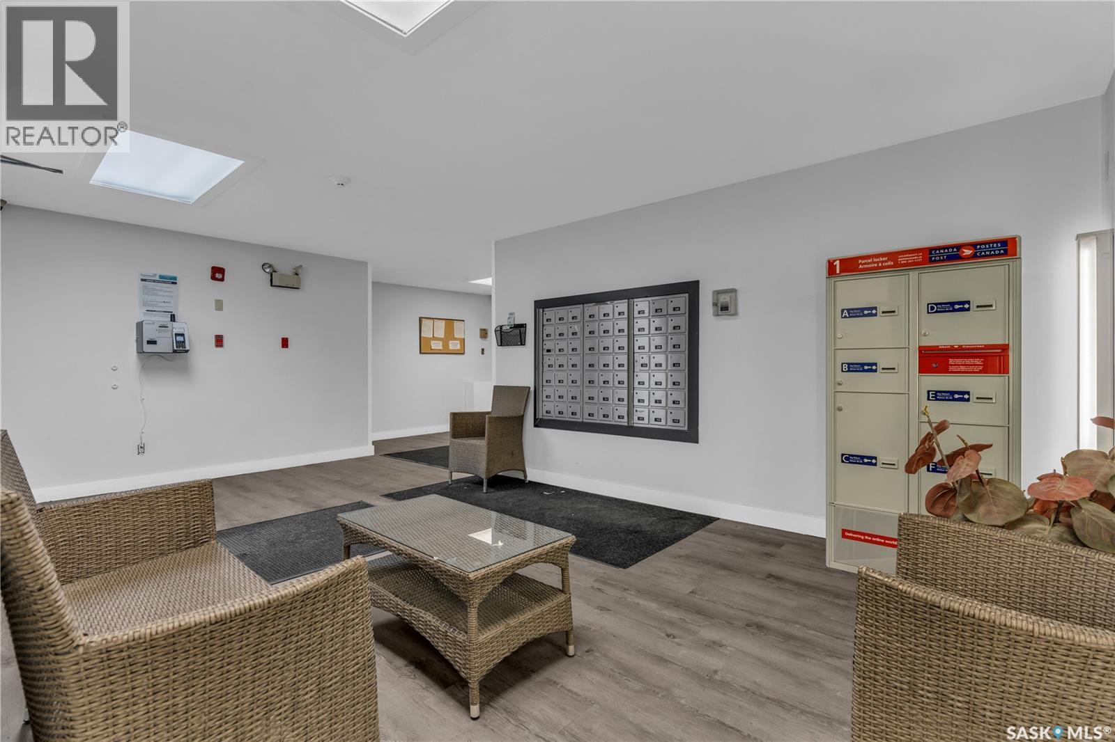 102 2125 Osler Street, Regina, SK - Indoor Photo Showing Living Room