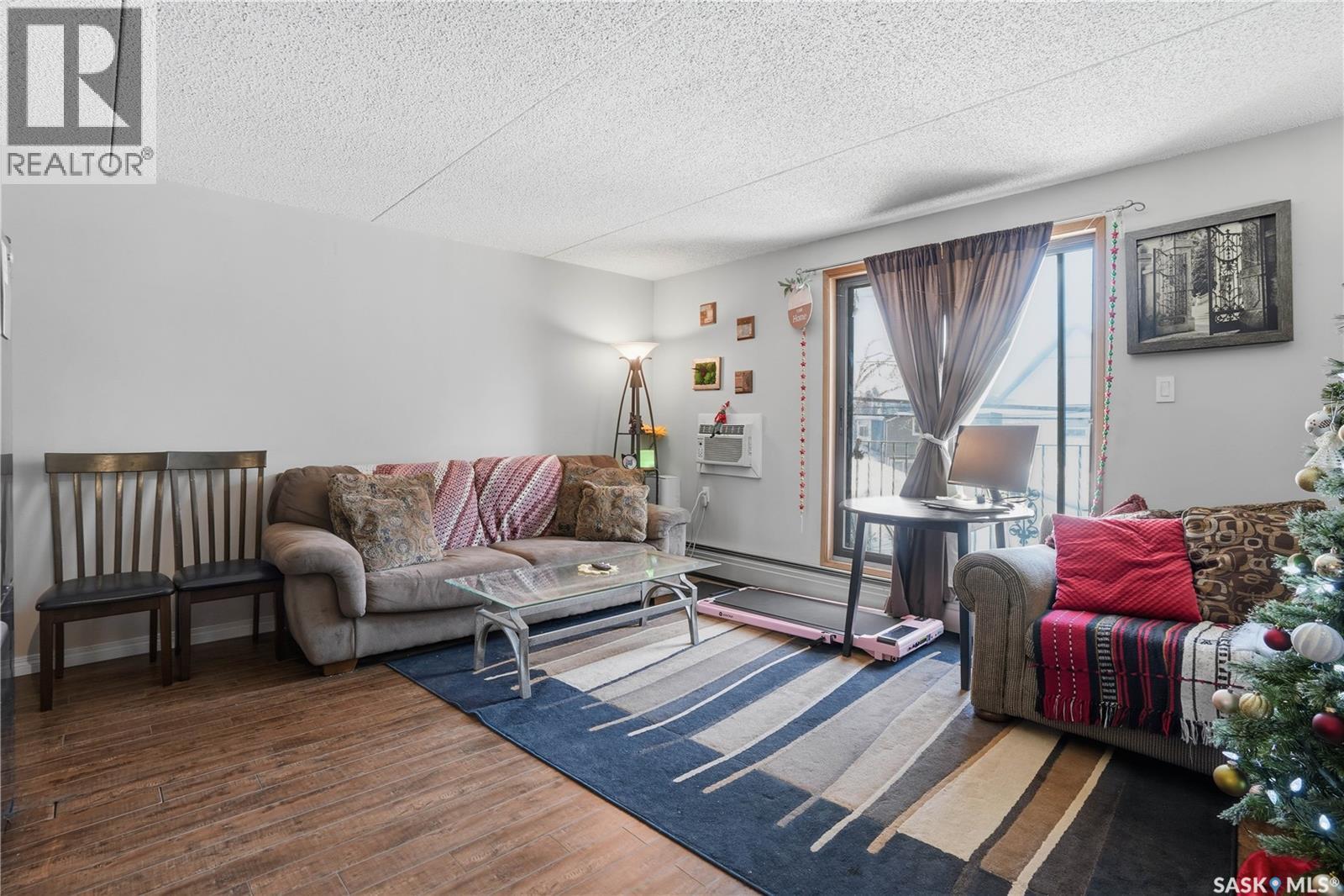 102 2125 Osler Street, Regina, SK - Indoor Photo Showing Living Room
