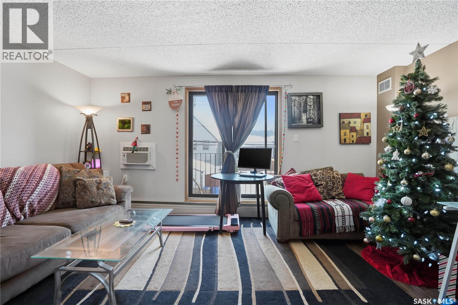 102 2125 Osler Street, Regina, SK - Indoor Photo Showing Living Room