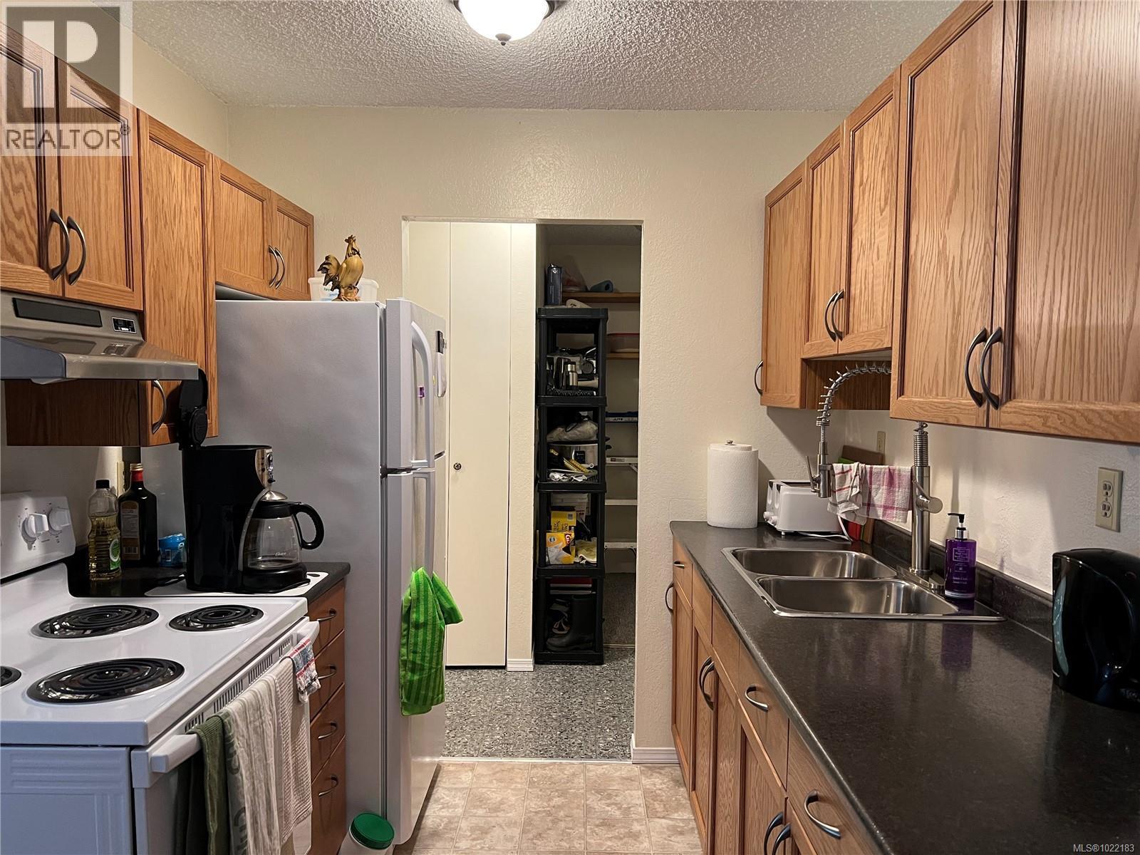 202 651 Maquinna Dr N, Tahsis, BC - Indoor Photo Showing Kitchen With Double Sink