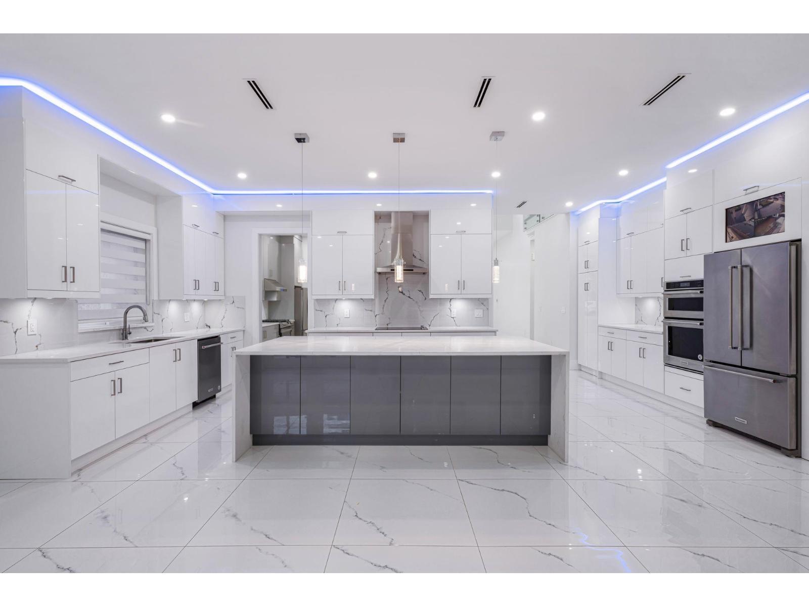 8665 154A Street, Surrey, BC - Indoor Photo Showing Kitchen With Upgraded Kitchen