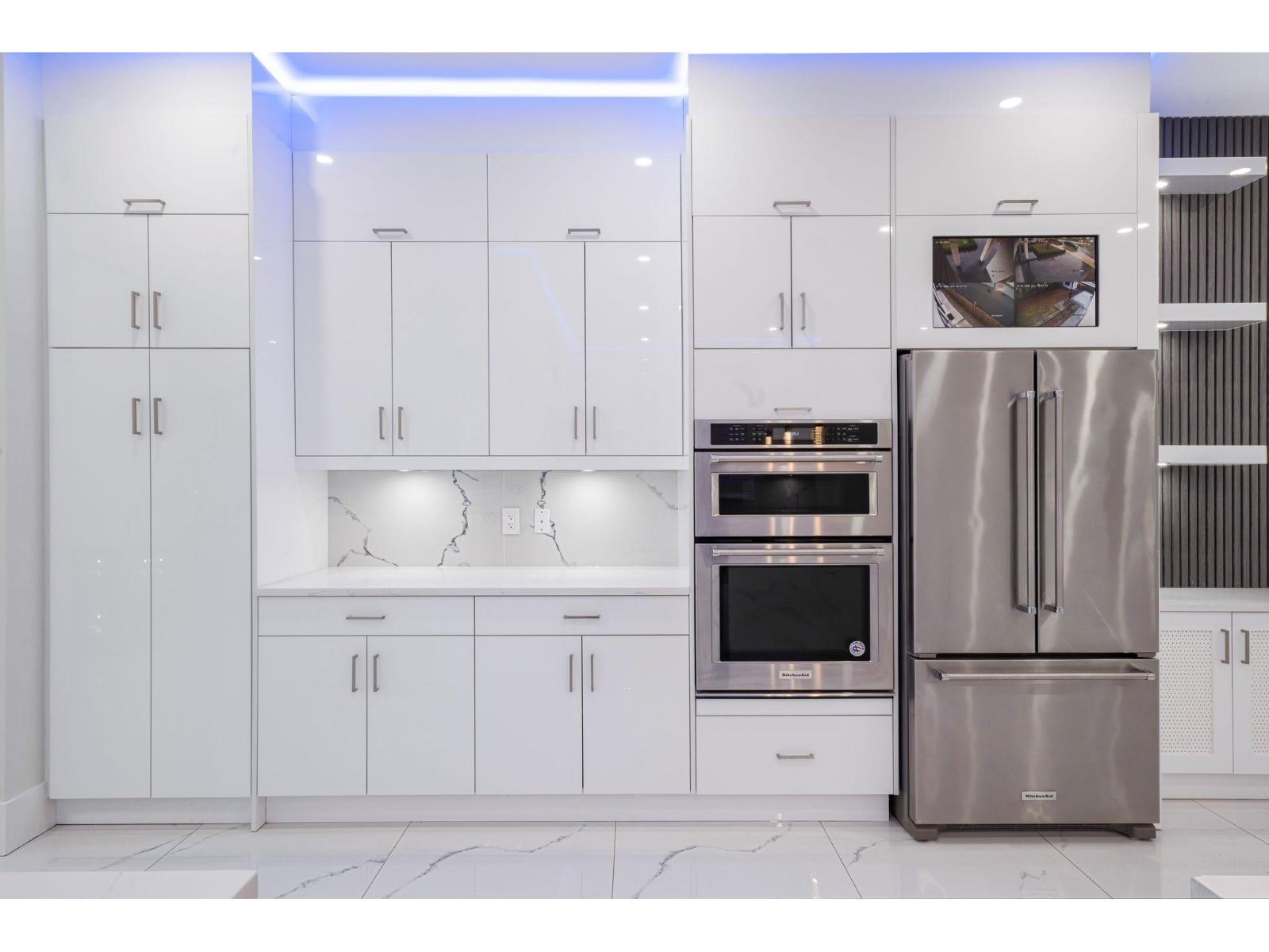 8665 154A Street, Surrey, BC - Indoor Photo Showing Kitchen With Upgraded Kitchen