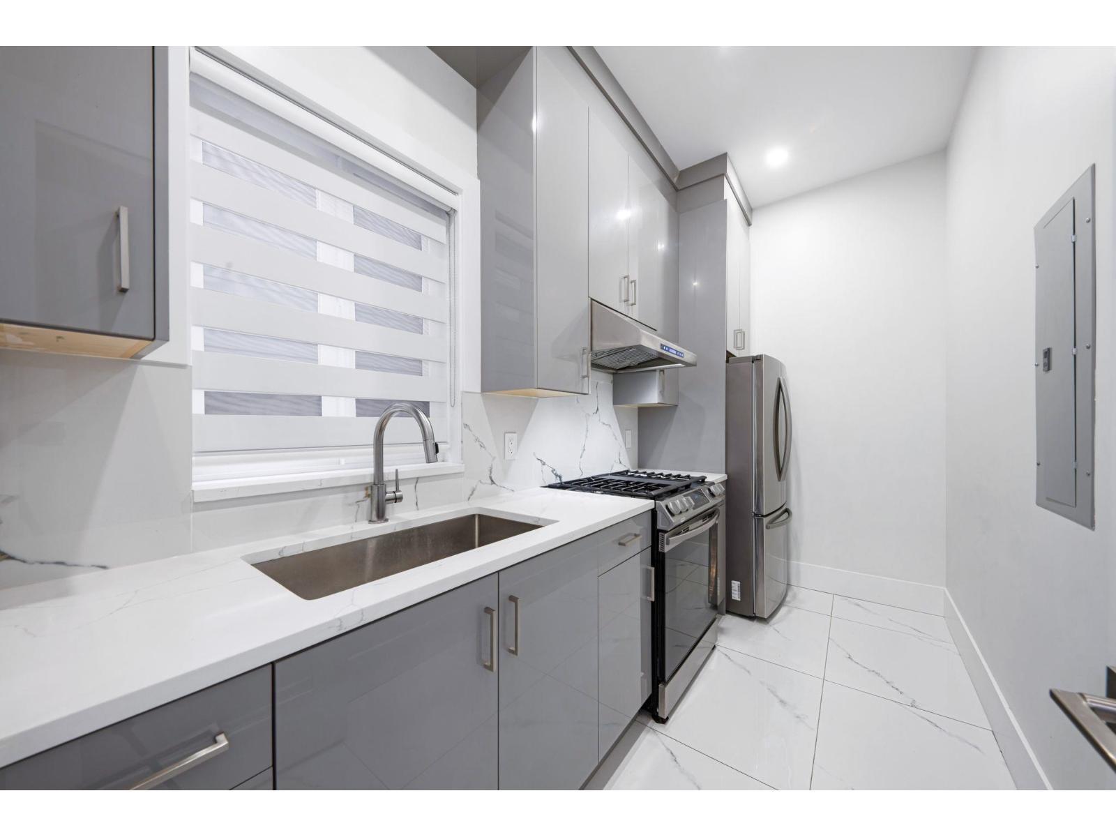 8665 154A Street, Surrey, BC - Indoor Photo Showing Kitchen With Upgraded Kitchen