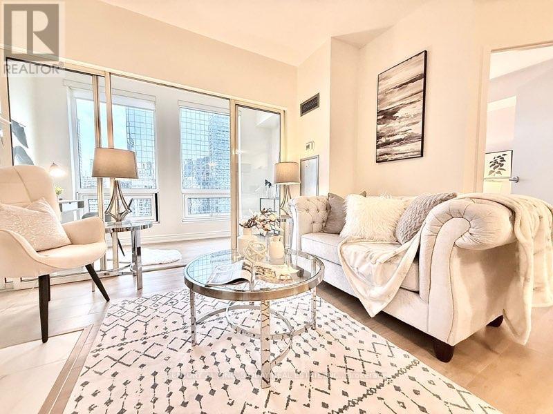 Lph2 - 25 Grenville Street, Toronto, ON - Indoor Photo Showing Living Room