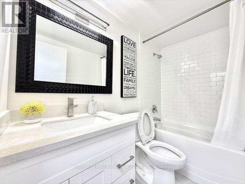 Lph2 - 25 Grenville Street, Toronto, ON - Indoor Photo Showing Bathroom