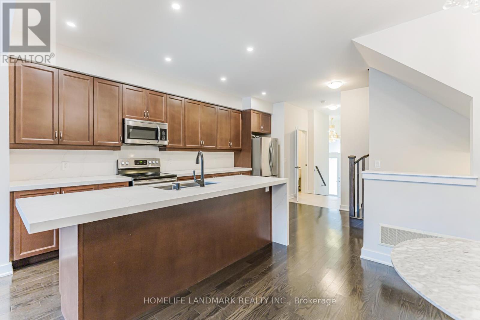 62 Helliwell Crescent, Richmond Hill, ON - Indoor Photo Showing Kitchen